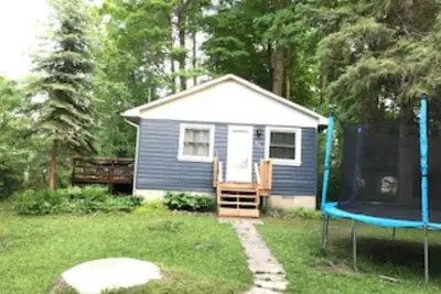 Image de Cozy cabin retreat steps to sandy, shallow beach