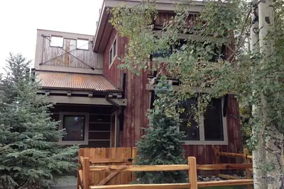 Image de Cozy modern cabin 1 block from Main St Frisco!