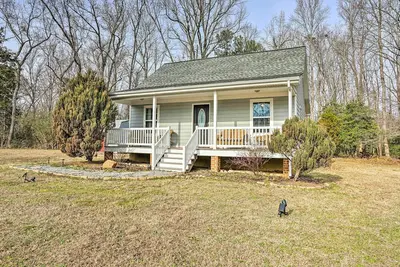 Image de Sweet Vacation Cottage w/ Deck & Grill!