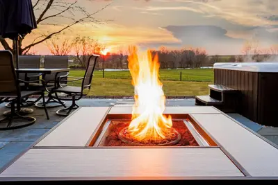 Image de 20 min to Sight& Sound*game room*patio*hot tub