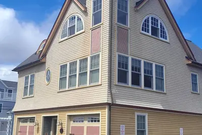 Image de House with amazing ocean views! \nFour Bedrooms, steps from Beach!