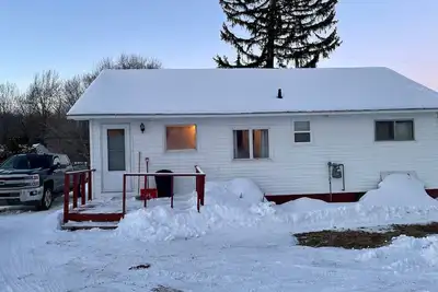 Image de House, 3 bdrms, 1 bath, one block from snowmobile trail.