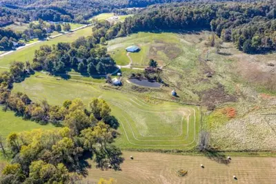 Image de Cabine-Salle de bain privée séparée-Red Brick Ranch