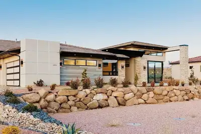 Image de Gorgeous and modern home surrounded by Zion views