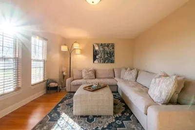 Image de Beautiful 2 bedroom 1 bath in front of large park