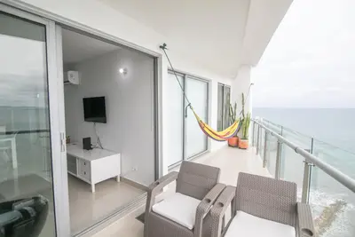 Image de Beach Front Condo Steps Away from the Historical Center