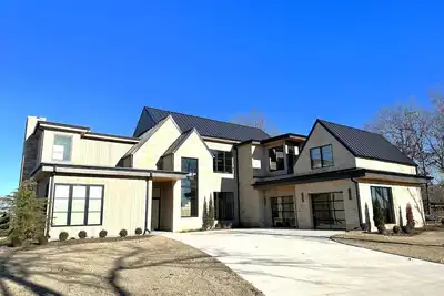 Image de Great Location! Lakefront  Modern Home!