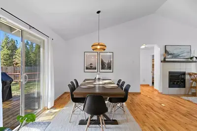 Image de Swan Rd Getaway w/Hot Tub - Near Mt. Bachelor