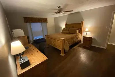 Image de 2-Acres 5-bed 3-bath home with pool, work shed, pasture for horses