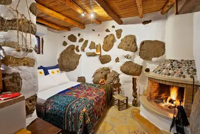 Image de \"Mpakses\" 300 years old cottage \"Natura cottages\" with sea view shared garden