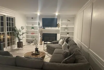 Image de Modern house w/Game Room — 10 minutes from major attractions