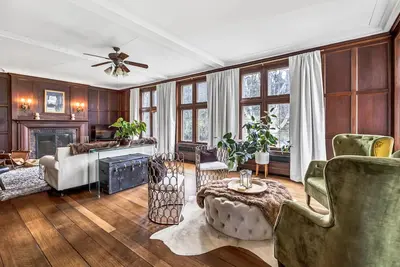 Image de Luxe Manor with Modern, Elegant Vibes