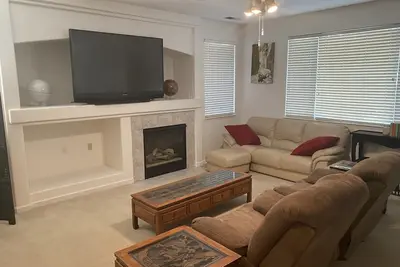 Image de Fully-furnished home with private back yard in quiet, safe suburban neighborhood