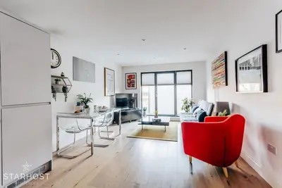 Smart 1 Bedroom Apartment in Ocean Village with easy marina access