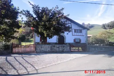 Image de gîte au coeur du Pays Basque sur une exploitation en activitée