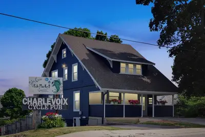 Image de Round Lake Entire 6bd/3bath House - Downtown Charlevoix with patio