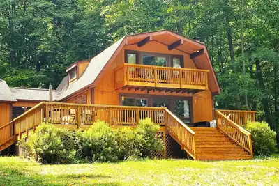 Image de Beautifully situated lakefront house with private dock/boat house/fire pit/views