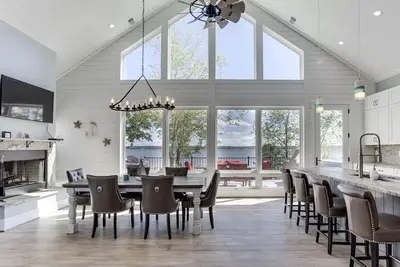 Image de New: Life on the River! Luxury estate with jacuzzi and private pier!