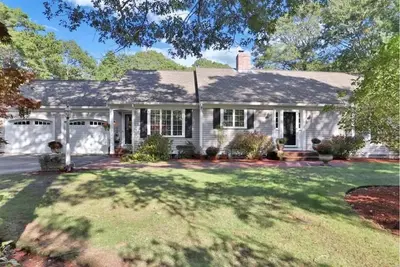 Image de Beautiful spacious Cape Cod house with a large and private yard near beaches