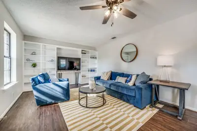 Image de Quaint City of Justin Steps away- 5 Min to raceway. Just remodeled Dog friendly