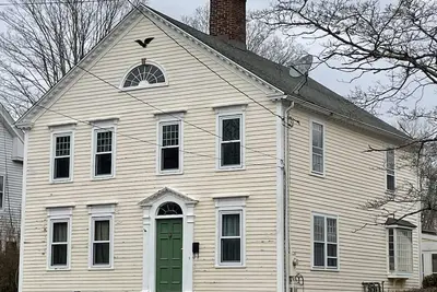 Image de Large Charming Historic House close to Beaches