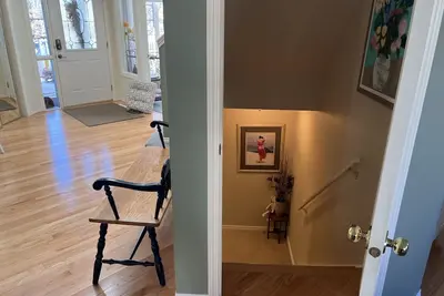 Image de Private, quiet, cozy developed basement living area with 2 beds.