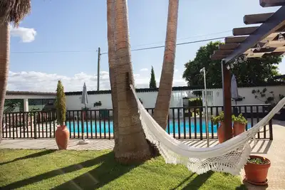 Image de Fully equipped house with swimming pool, garden and barbecue area.