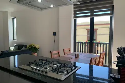 Image de Modern 2 bedroom apartment, a short walk from downtown.