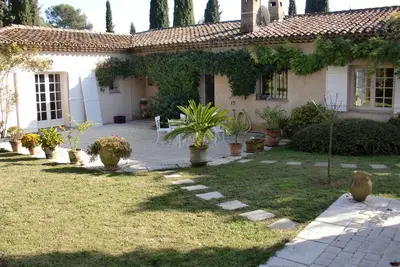 Charmante maison de plain pied beau jardin, grande piscine, quartier très calme