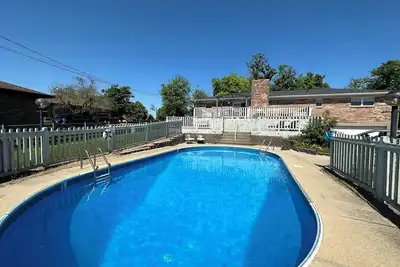 Image de *Pool* Fenced Yard, Pets, Ark Encounter, Airport