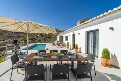 Image de Finca los Paseros, quiet, with spectacular views, Bbq, pool and studio.