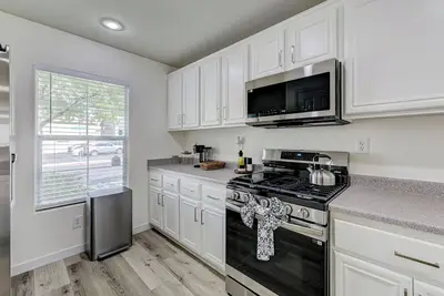 Image de A modern new construction home ready for your Vegas stay