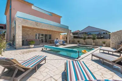 Image de Superbe maison à Turanj avec sauna