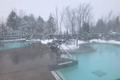 Image de Cozy Blue Mountain Condo -Ski, Swim, Hike, Enjoy