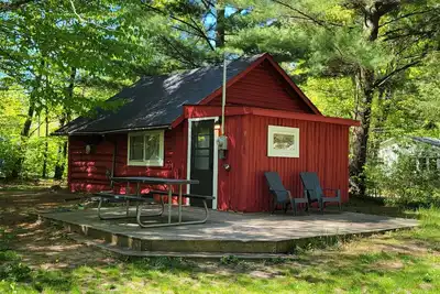 Image de Private Log Cabin, 4 min walk to Torch Lake