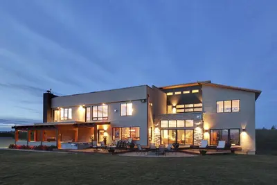 Image de Entertaining custom home with 180 degree views of the Rocky Mountains