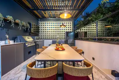 Image de Luxury 8br Villa with Rooftop and Jacuzzis on Lleras Park