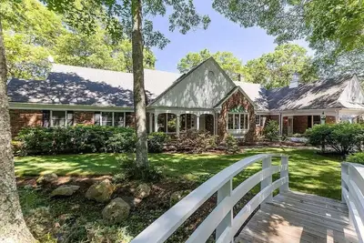 Image de Private Large Updated Home, Minutes Away From Wineries And Beaches