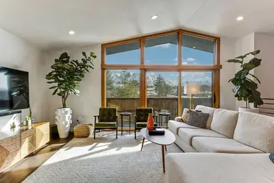 New! Mountain views and access! 4br 3. 5ba