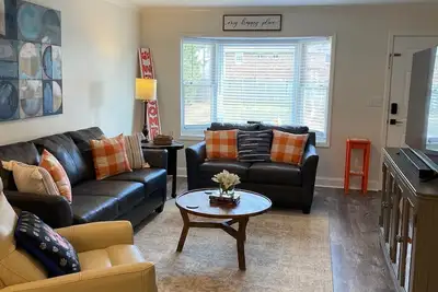 Image de Adorable & recently renovated condo within walking distance to downtown Clemson.