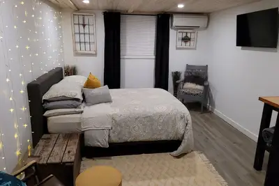 Image de Inwood Suite, Gym and Front Porch Swing, Walk  to Belmont Village