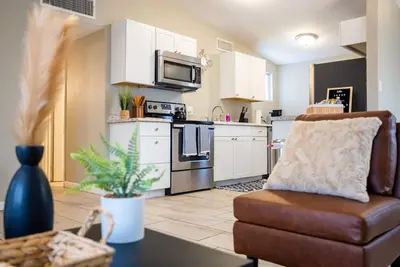 Image de 7 minutes to Downtown! Centrally Located Cozy Home