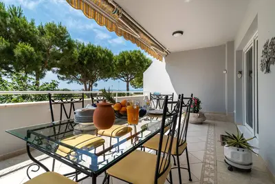 Image de 2 bedroom beach apartment with two terraces facing the most beautiful beach