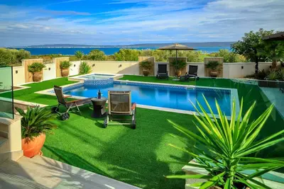 Image de Masanda Villa with pool, sea view and balcony - Masanda