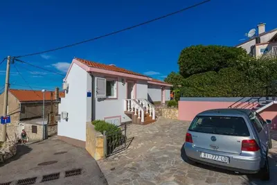 Image de Cozy modern apartment in a sunny seaside town