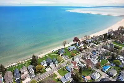 Image de Beautiful Lake home, Private Beach with a 5-minute walk to the Public Beach Area