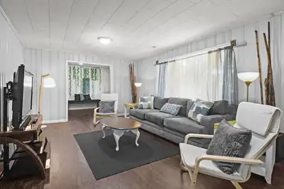 Image de 5 minutes from Downtown -- Comfy Hideaway!