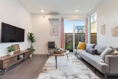 Image de Perch - Centro Guesthouse E: Cozy Townhome w/ Parking, Deck & Pet Friendly