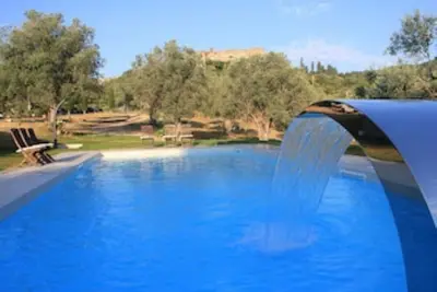 Image de Country house, lovingly renovated, in the middle of an olive grove with a large panoramic pool