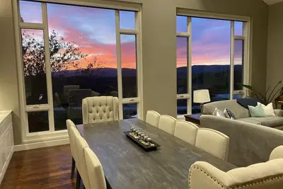 Image de Private 23 Acre Organic Property. 4 Br House with Views!